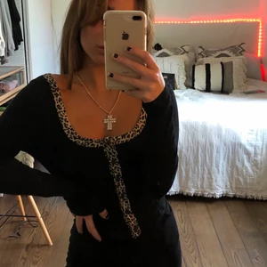 Svart kofta med leopard krage - Superfin kofta/långärmad tröja med knappar ifrån Shein! Och knappast använd, alltså i nyskick! I storlek S 😊