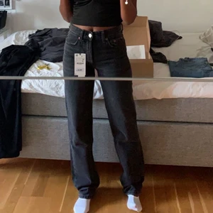 Mid Rise jeans  - Populära svarta mid rise jeans från zara. Helt oanvända bara fotat i de (lappen kvar). Säljer pågrund av fel storlek. 300 kr + frakt 