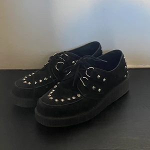 Studded skor - Loafers med nitar. Köpt på plick och är i bra skick. Dem är väldigt snygga till det mer baggy jeans. True to size. Jag är i en mindre skostorlek men har använt med tjockare sula (som inte följer med). 