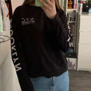 Säljer denna svarta sweatshirten med text på armarna och på bröstet. Sweatshirten är från H&M och är i storlek M. Använd ett fåtal gånger. Säljer då jag inte använder den längre. Säljs för 50kr plus frakt