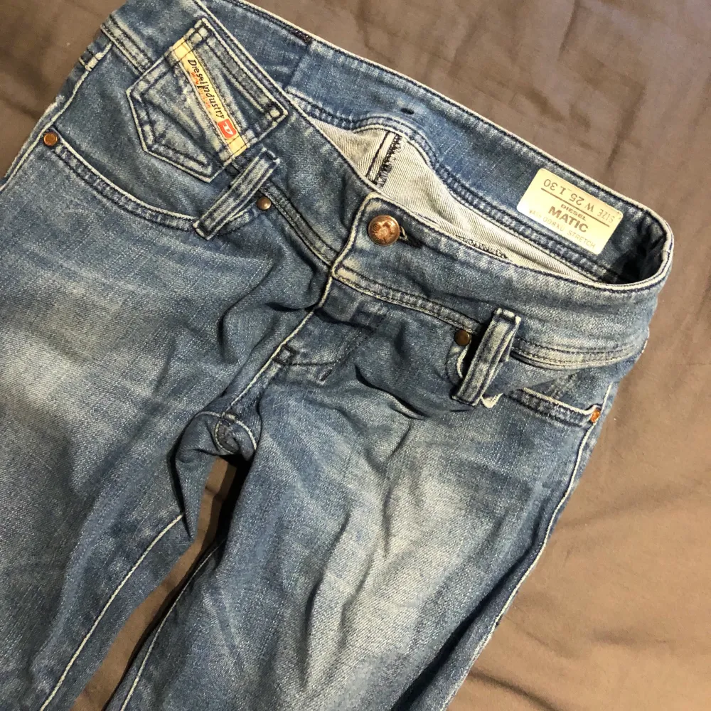 Säljer mina älskade vintage diesel jeans med låg midja! Skriv om ni har några frågor☺️ Byxorna är i längden 30 men är lika långa som andra jeans jag har i längd 32!. Jeans & Byxor.
