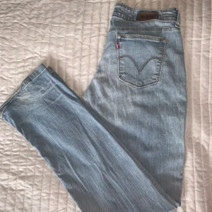 Levis jeans - Skit snygga Levis jeans! Raka i modellen och låg midja! Det står tyvärr ingen storlek i men dom skulle passa någon med S/M. Eller 34-40 beroende på hur man vill att dom ska sitta💕 bud startar på 250 och sedan tillkommer även frakt på 66kr🤩