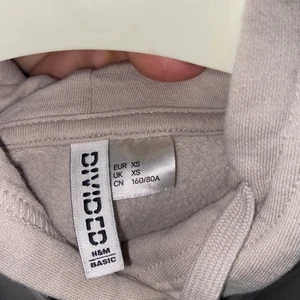 Beige hoddie! - 🧶DET ÄR INGEN FLÄCK, FEL PÅ KAMERAN🧶.                    En fin fin hoddie från hm! 