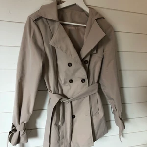 Trenchcoat  - Kall beige trenchcoat från Shein