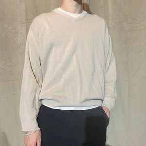 Beige tröja - Stickad beige tröja. Mycket fin passform och bra skick. Jag är 182cm lång