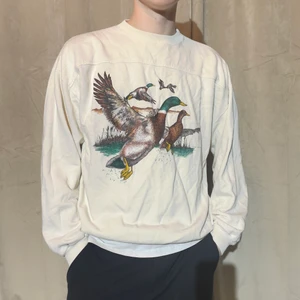 Tröja med tryck - Tröja med gulligt tryck. Ganska tunn men väldigt skön. Inga fläckar. Jag är 182cm lång