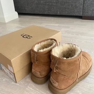 UGG’s - Bruna äkta Uggs som passar perfekt till hösten och vintern. Dem är i bra skick o inte använda många gånger. Säljer dessa då jag har ett annant par som kommer mer till användning. Nypris 2000kr💗 Köparen står för frakt💕