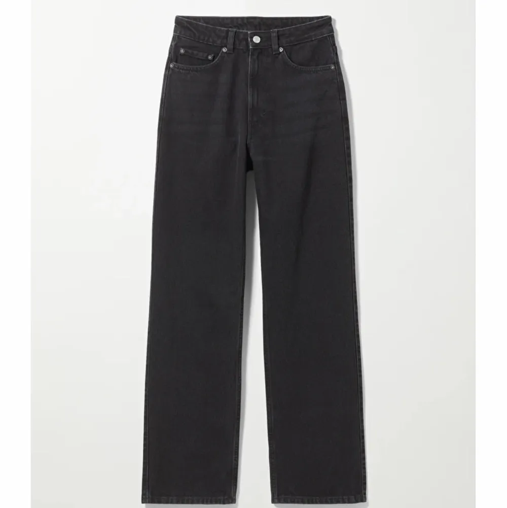 Säljer nu dessa svarta asnygga jeans då dom är för stora för mig! Från weekday i modellen Rowe. Köpte dom för 500kr. Jeans & Byxor.