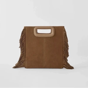 Maje väska brun - En brun maje väska i den största storleken.🥰 perfekt färg till hösten och är i bra skick. Köpte den på Plick.  Perfekt storlek då man får plats med väldigt mycket utan att den ser ut som en påse💗 kan byta mot en annan maje väska eller något annat.💕buda gärna i komentarerna. Köp direkt för 900 Högsta bud 850