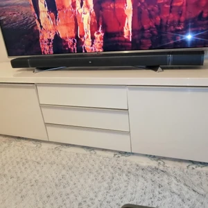 Tv bänk  - Hyllt ny 