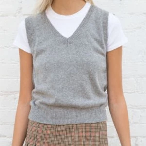 grå stickad väst - från brandy melville och är använd 1 gång🤍