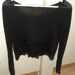 Spetstopp i stl s/36 - En gullig kort spetstopp från Monki i storlek S/36. Sparsamt använd. Spårbar frakt 66 kr. Kan mötas i Växjö.