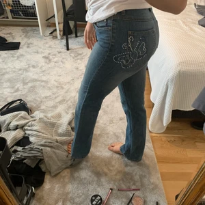 Bootcut jeans  - Söta och helt perfekta bootcut med diamanter på baksidan som formar en fjäril. Super gulligt eller super ballt beroende på hur man klär det. Passar till gulliga roppr eller coolare skjortor.  