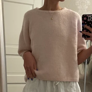 Stickad tröja, Lindex - Säljer min superfina rosa stickade tröja från Lindex💓 knappt använd och får ingen användning av den så därför säljer jag. Super fint skick och är som ny💫 Köpt för 499kr och säljer här för 200kr+ Frakt! 