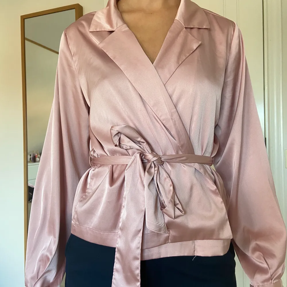Jättefin rosa skjorta i silke som jag använt ett fåtal gånger.. Blusar.
