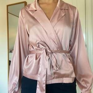 Jättefin rosa skjorta i silke som jag använt ett fåtal gånger.