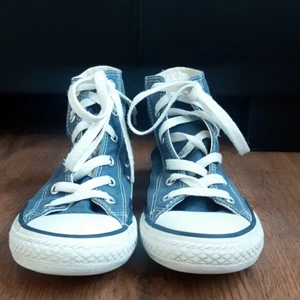 Converse  - Super fina skor som är använda av mig när jag var yngre storleken är 33 och är blå ser ut som nya