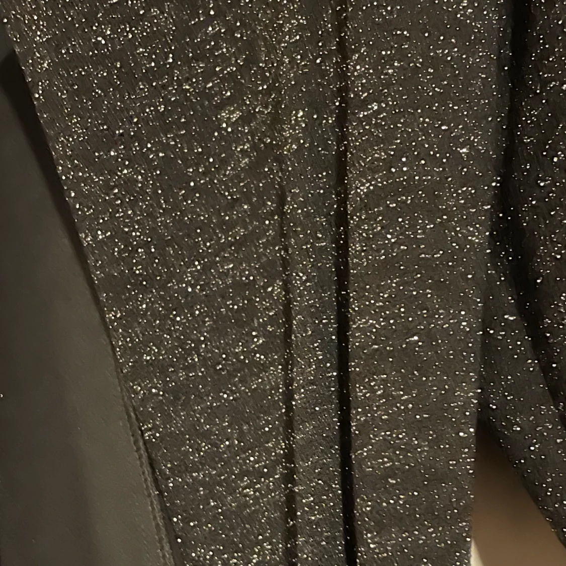 svart kappa med glitterdetaljer stlk s - 90