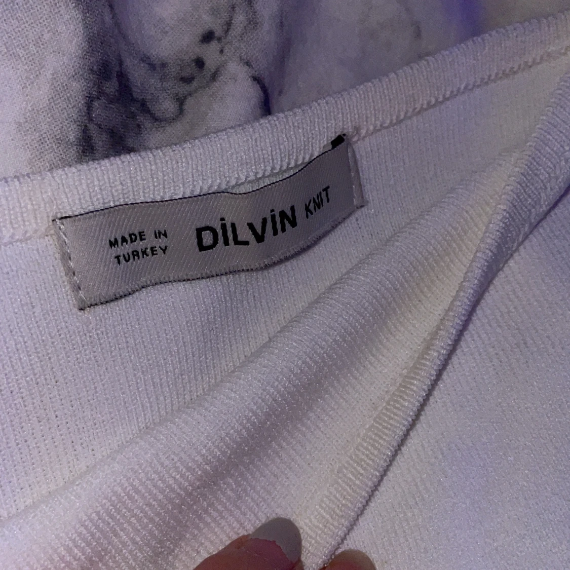 Vit tröja med lite puff på armarna typ - 91