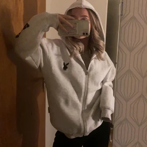 Playboy zip hoodie - INTRESSEKOLL! På min Playboy zip hoodie. Den värkar vara slutsåld då jag inte hittar den på hemsidan jag köpte den på. Jag är 160cm lång så den är lite oversized på mig. Jätte fin och skön värkligen, skriv gärna i kommentarerna om ni har högre bud än vad priset ligger på💕