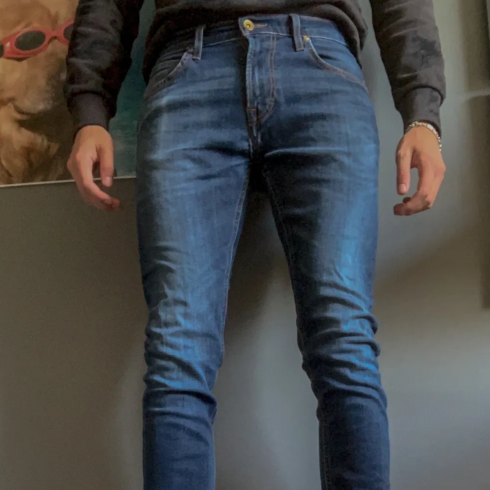 Lee skinny jeans som är ganska så använda men finns inga hål, bara fåtal ljusare partier vilket man ser. Ordinare pris: 999kr. Står ingen stolek men skulle gissa på W 31 L 31.. Jeans & Byxor.