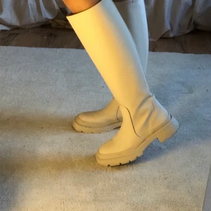 Vita boots - Säljer dessa superfina boots från zara. Använda endast en gång. Säljer just pågrund av att jag inte har använt de så flitigt. Buda gärna💕💞