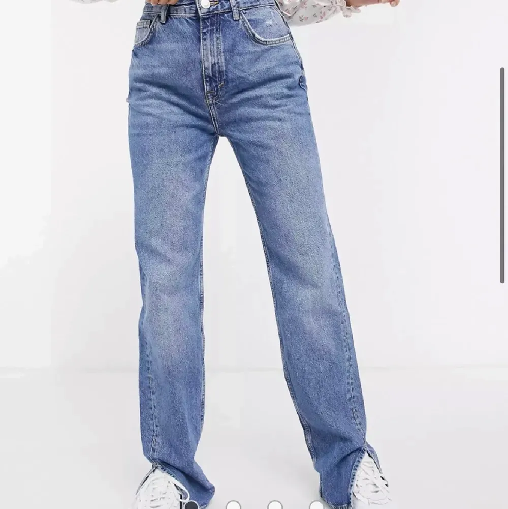 Säljer några super snygg jeans som kommer från asos men jag köpte de här på Plick. De är tyvärr för stora för mig som brukar ha storlek 34. Skriv om ni vill ha fler bilder eller har frågor💕 . Jeans & Byxor.