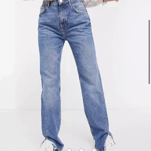 Blåa jeans med slits - Säljer några super snygg jeans som kommer från asos men jag köpte de här på Plick. De är tyvärr för stora för mig som brukar ha storlek 34. Skriv om ni vill ha fler bilder eller har frågor💕 