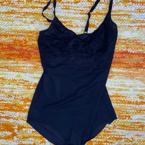 Body svart  - En skön och fin body du kan använda som linne i ett par jeans eller som Shapeware 