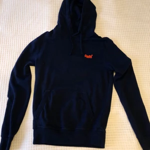 Mörkblå Superdry tjocktröja S - Mörkblå Superdry hoodie. Bra skick!