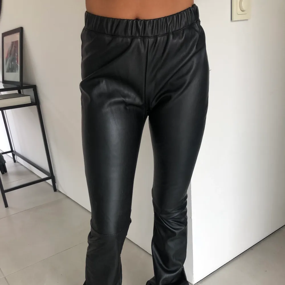 Säljer nu mina jättesköna bootcut byxor i skinn imitation från NAKD. Kommer aldrig till användning därav vill jag bli av med dem💙 . Farkut & Housut.