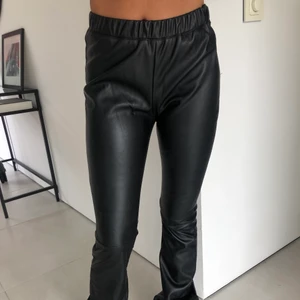 Skinnbyxor med bootcut - Säljer nu mina jättesköna bootcut byxor i skinn imitation från NAKD. Kommer aldrig till användning därav vill jag bli av med dem💙 