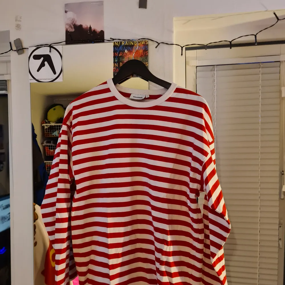 Långärmad tröja från weekday. Ifalm du letar efter waldo looken har su hittat rätt 😎. Passar lite oversized. Skriv dm vid intresse :-) . Toppar.