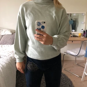 Mintgrön stickad tröja från Gina strl S - Skön stickad tröja från Gina tricot, ballong armar.Bra kvalitet men lite nopprig, halv polo 150 inkl frakt