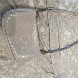 Nora bag Gina tricot  - Vit väska från Gina tricot. Köpt för 299 kr, använd max 5 gånger. Som ny💕Säljer för den inte kommer till användning!  Frakt 66 kr 