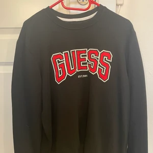 Guess sweatshirt  - Guess sweatshirt använd max 10 gånger det är storlek L jag ville ha den lite oversize den är köpt på herr avdelningen på Jd sport för 900kr säljer för 600kr 
