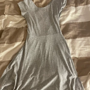 basic grå klänning - strl: Xs, har en korsning i ryggen som är en snygg detalj tycker jag
