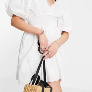 Studentklänning - Säljer min studentklänning då den tyvärr ej passade mig. Det är shorts under så man kan dansa och röra sig i den. Den är aldrig använd och prislappen är kvar. Sjukt fin och speciell. Säljer för 150 kr eller högst bjudande.💗 frakt tillkommer! 