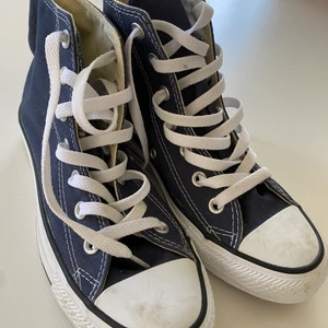 Converse  - Säljer dessa converse i nyskick, köpta här på plick men var tyvärr för små. Är inprincip nya bara lite fläckar längst fram, köparen står för frakten🥰 nypris ca 700