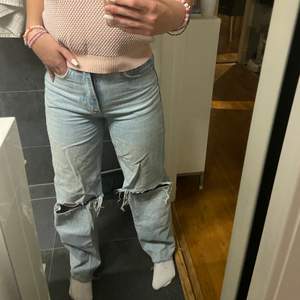Snygga ljusblåa jeans från Gina i storlek 32 som tyvärr blivit alldeles för små för mig💗 Köparen står för frakten på 62kr💕 