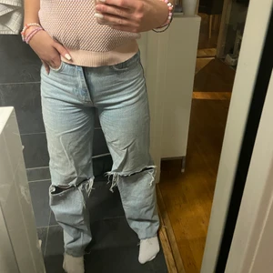 Ljusblåa jeans - Snygga ljusblåa jeans från Gina i storlek 32 som tyvärr blivit alldeles för små för mig💗 Köparen står för frakten på 62kr💕 