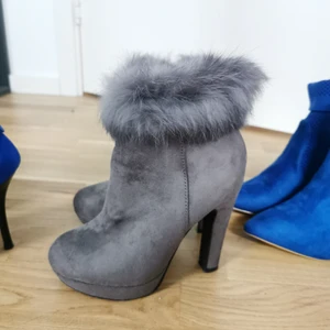 Skor  - Blå 36 storlek. BEBO      Svart 36 storlek.    Silver storlek 36. Finns i Malmö. En stycken 100 kr. 