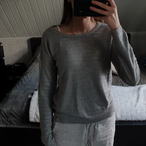 Mörkgrå tröja - Kvalitétströja tunnt och skönt material. Aldrig använd!