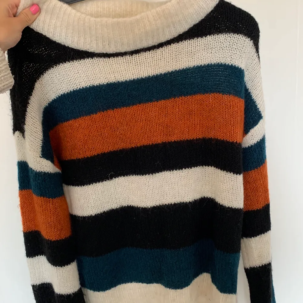 Säljer denna randiga stickade tröjan från Vero moda. Fina färger som passar bra till hösten.. Stickat.