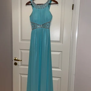 Klänning - Klänning 100kr storlek 32-34