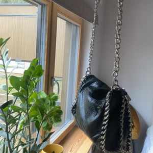 Svart väska - Väska från Tiamo i deras medium storlek. Helt i nyskick men kommer tyvärr inte till användning längre😋