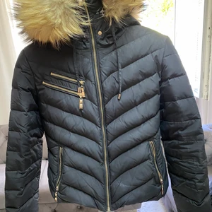 Hollies jacka  - Säljer min holliesjacka då den ej kommer till användning , pris kan diskuteras 