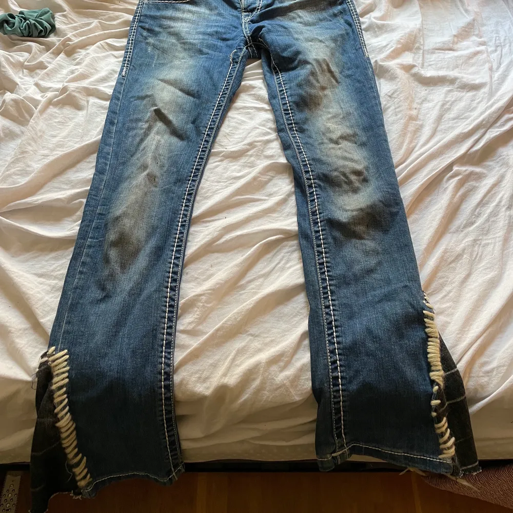 Säljer mina älskade true religion byxor. Har sytt till en liten slitsgrej vid benen. Köparen står för frakt . Kan mötas upp i Stockholm . Jeans & Byxor.