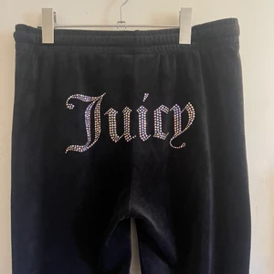 Juicy Couture Byxor - Juicy byxor speciel edition. Stenarna är i chrome och skiftar i ljus. Strl S. Nypris ca 1100kr, mitt pris 700kr + frakt kostnad. Byxorna finns ej kvar att köpa på hemsida mm. Endast provade, aldrig använda. Pris kan diskuteras 