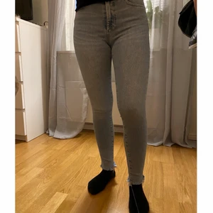 Blåa jeans - Super fina jeans från Bikbok, super skick!! ❤️‍🔥🙌🏼 frakt är 55kr eller 66kr om man vill ha spårbart 😊